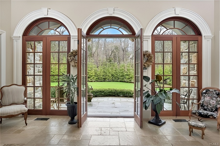 Mẫu thiết kế cửa nhôm mái vòm 2 cánh phong cách tân cổ điển